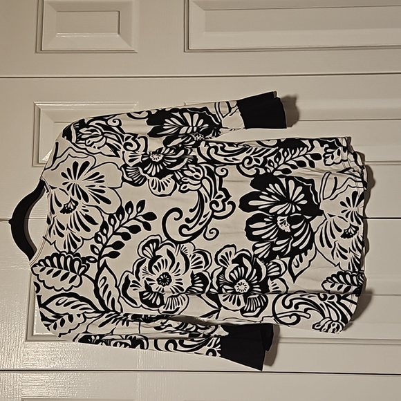 💖 $5 add to bundle item Flutter sleeve v neck black and white top💖 - Picture 4 of 5